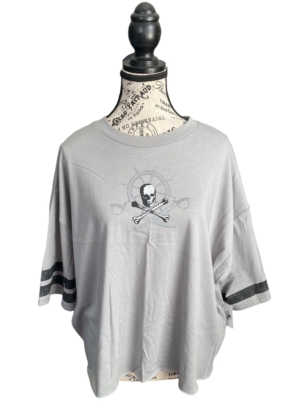 NWT Disney Parks Pirates Of The Caribbean Cropped Graphic Tee Gray Plus SZ 1X
